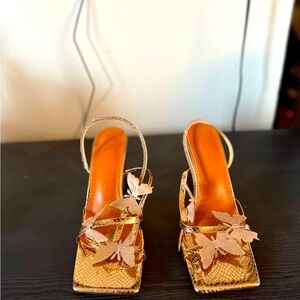 I am selling a pair of Chic Soles heels!!